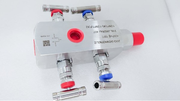 PN420內(nèi)外螺紋雙DB柱狀四閥組